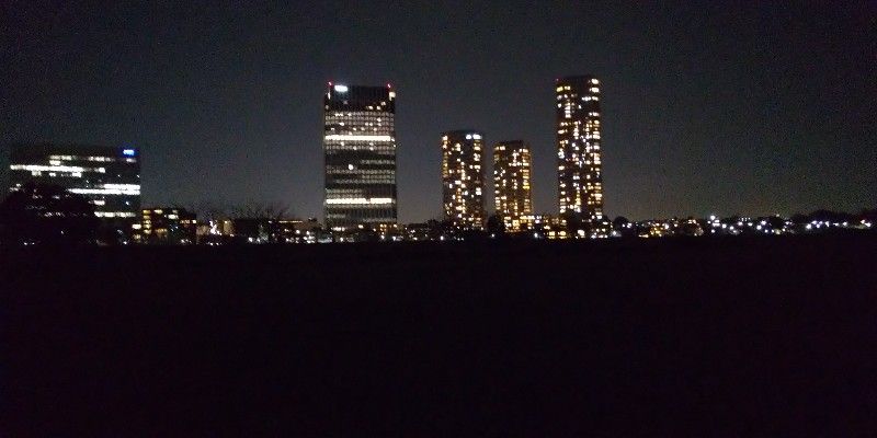 夜のビル